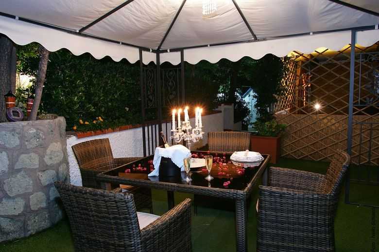 Hotel Lord Byron - mese di Luglio - Hotel Ischia Lord Byron-tavolo serale